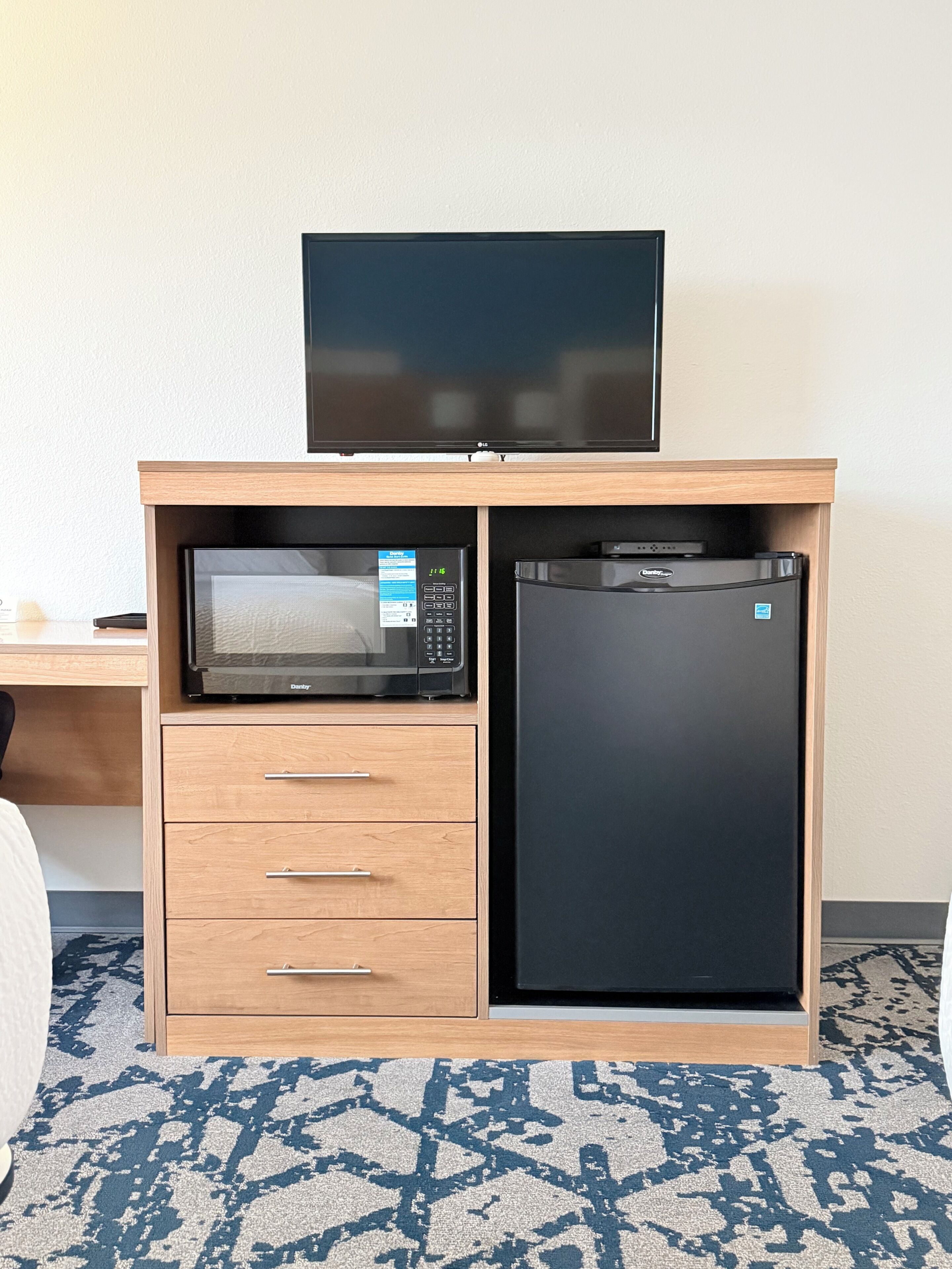 مكتب ومساحة عمل للكمبيوتر المحمول وستائر تعتيم وتجهيزات عازلة للصوت