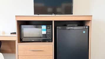 مكتب ومساحة عمل للكمبيوتر المحمول وستائر تعتيم وتجهيزات عازلة للصوت