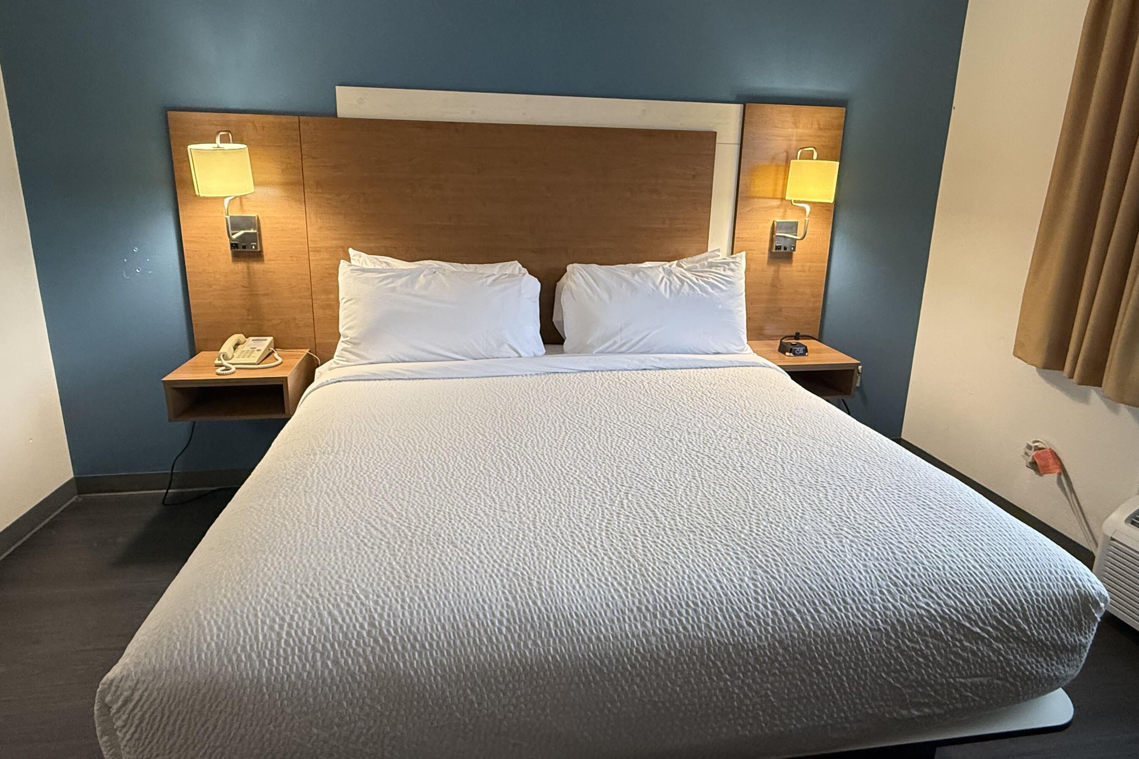 Bàn, khu vực làm việc phù hợp cho laptop, màn/rèm cản sáng 