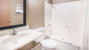 Een badkamer met een wastafel, toilet en douche.
