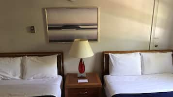 Habitación estándar, 2 camas dobles | Mobiliario individual, tabla de planchar con plancha, wifi gratis