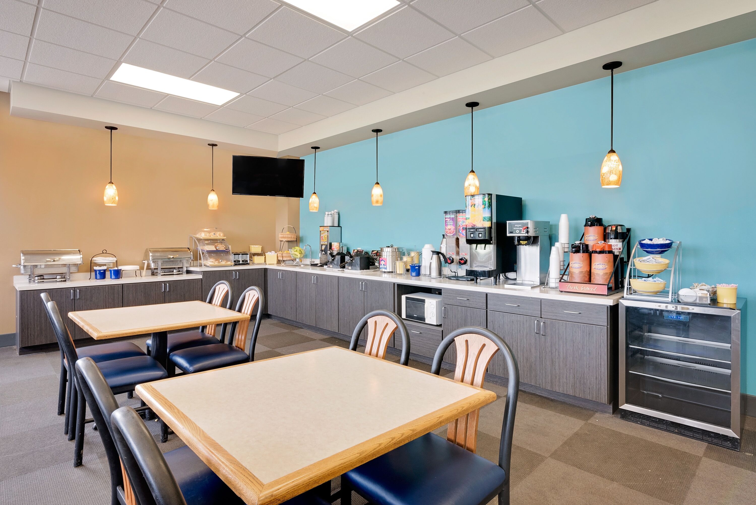 Free daily continental breakfast 