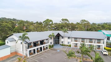 Situated in a hilly area, this hotel offers a convenient parking area with designated spaces.