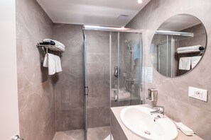 Double Room | Bilik Mandi | Pancuran mandi, kelengkapan dandanan diri percuma, pengering rambut 