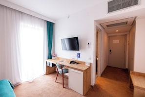 Minibar, in-room safe, desk, iron/ironing board - Stil Hotel (Bucharest)