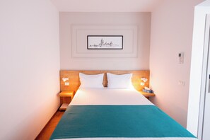 Double Room with Queen Bed | Minibar, in-room safe, desk, iron/ironing board