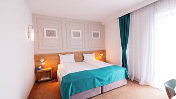 Doppelzimmer | Minibar, Zimmersafe, Schreibtisch, Bügeleisen/Bügelbrett