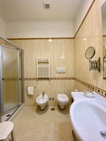 淋浴/盆浴组合、按摩浴缸、名牌洗护用品、吹风机