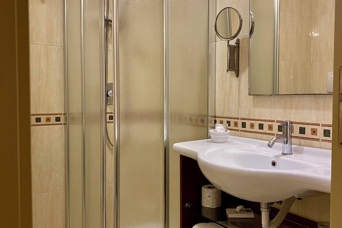 deluxe double or twin room | bathroom | combined shower/bathtub, jetted bath, designer toiletries, hair dryer