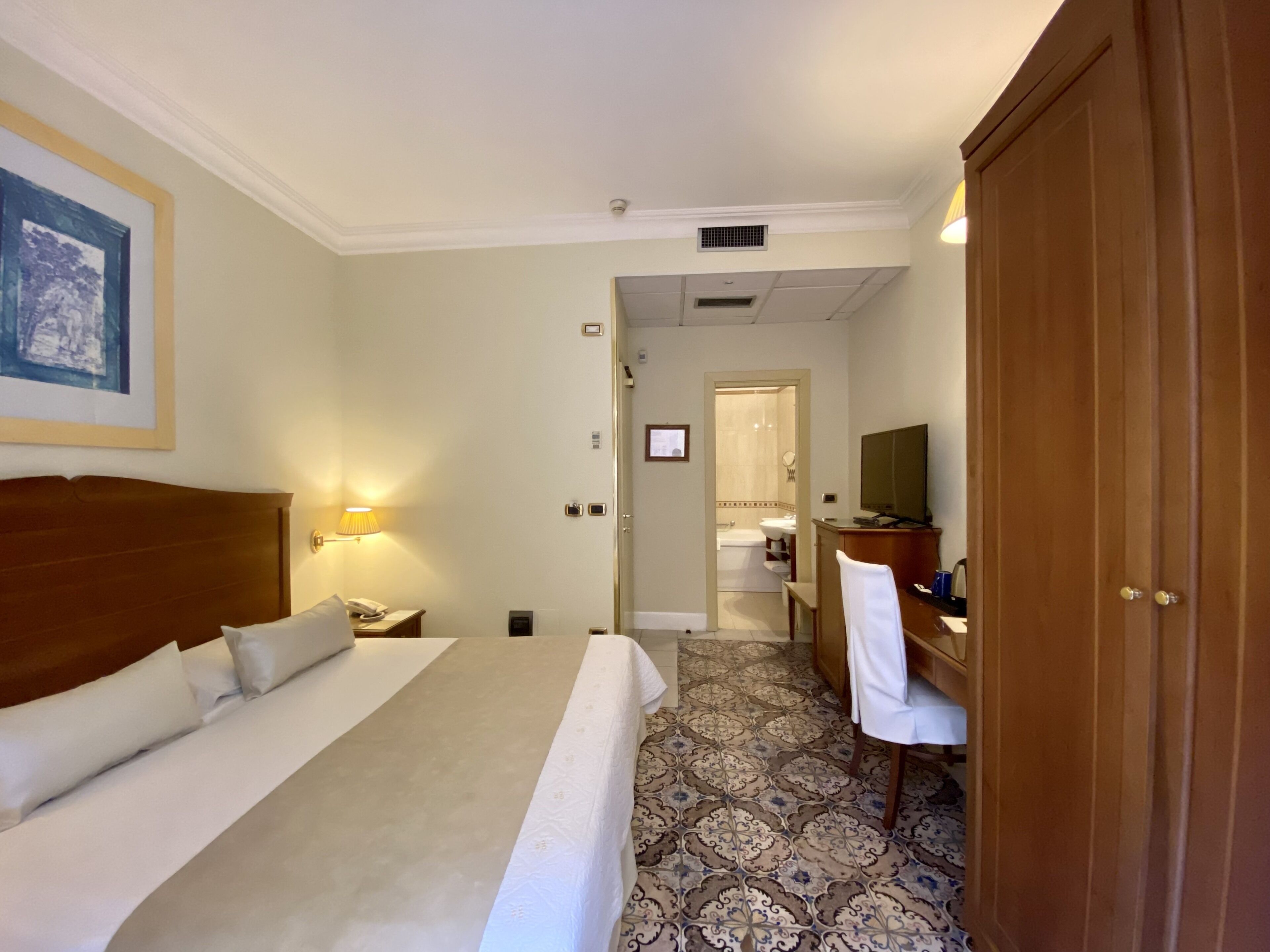 Ropa de cama hipoalergénica y minibar 