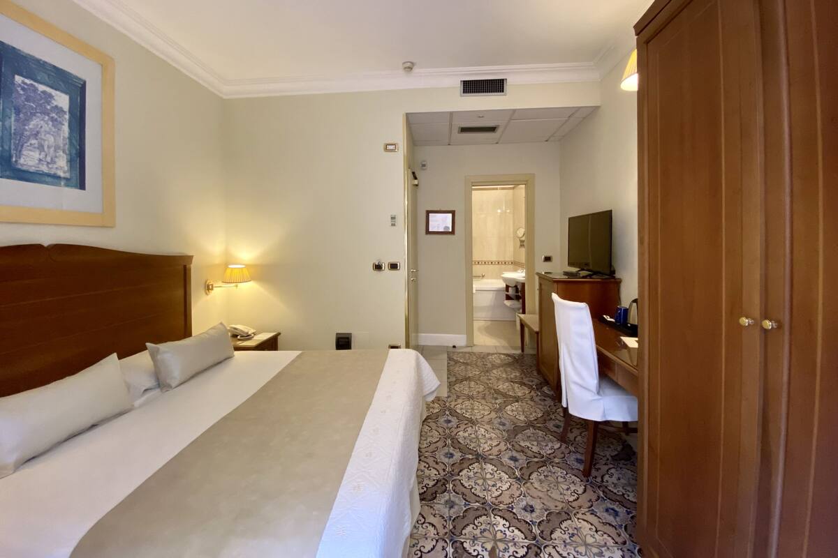 Ropa de cama hipoalergénica, minibar, caja fuerte y escritorio