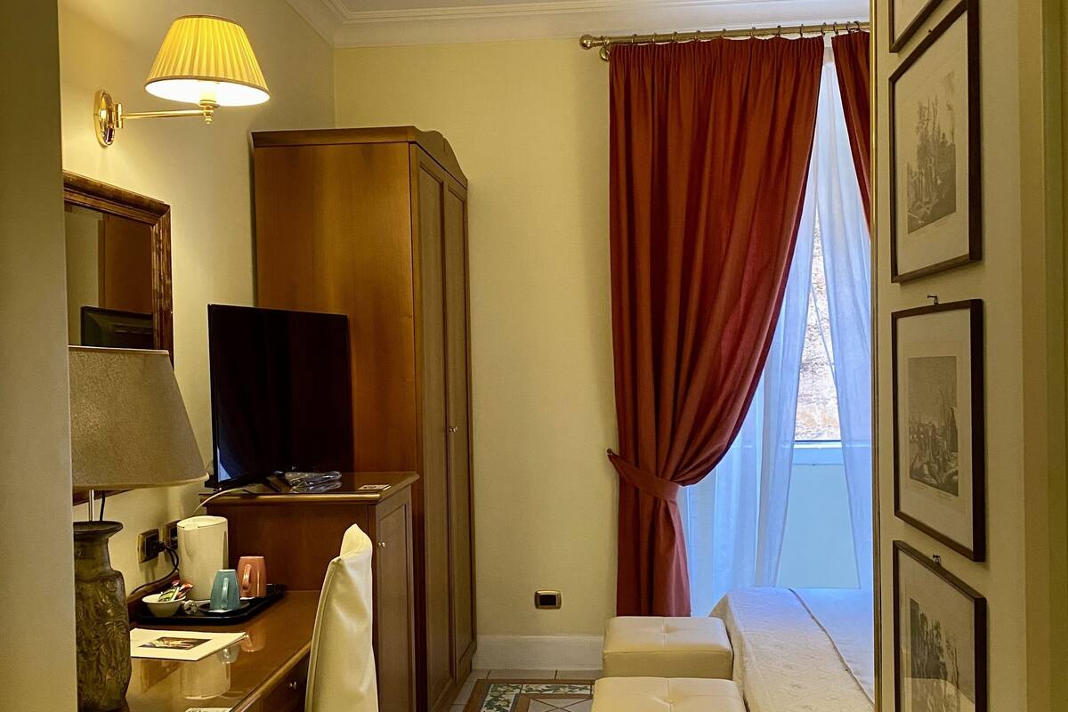 Hypo-allergenic bedding, minibar, in-room safe, desk