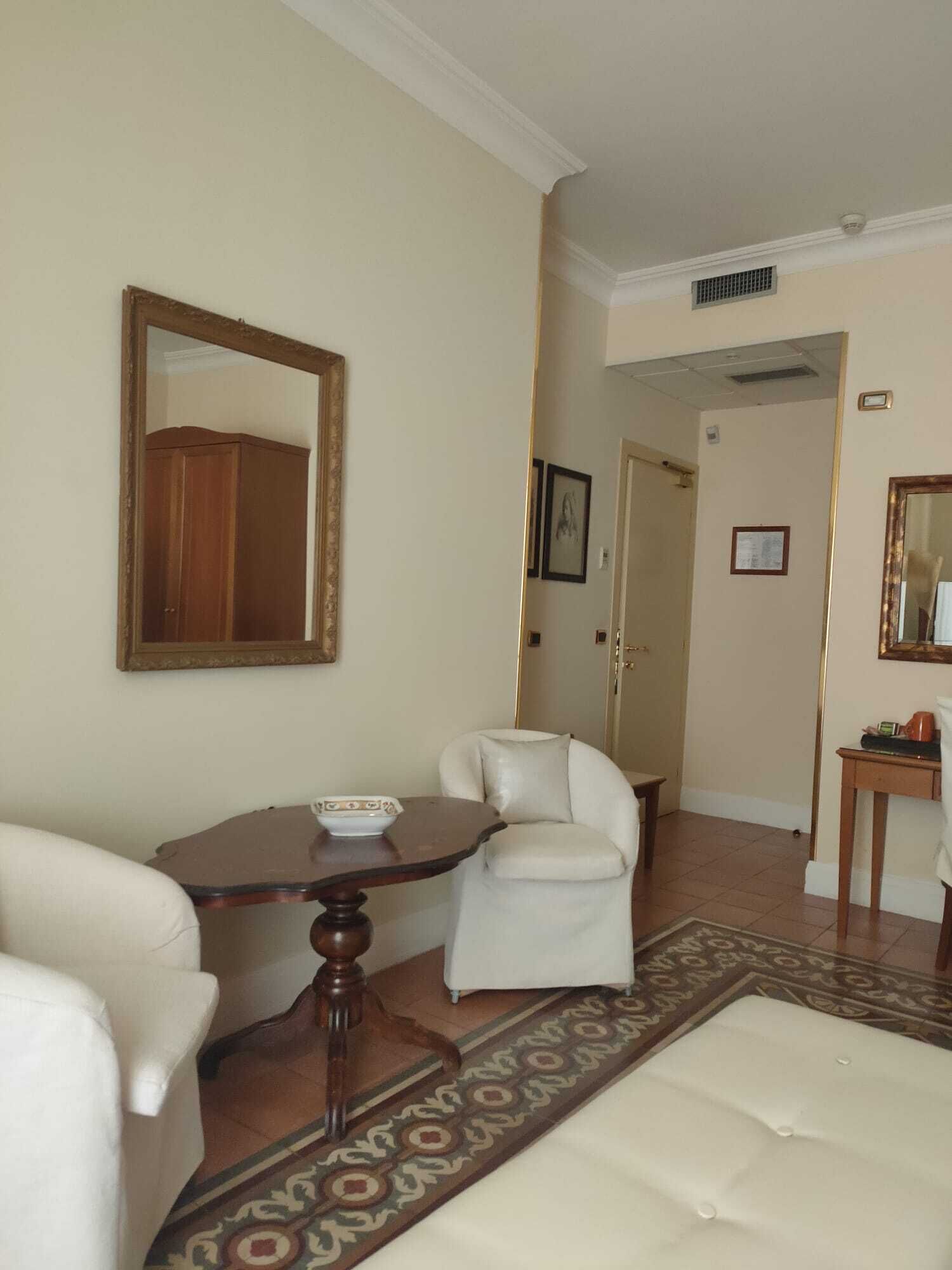 junior suite | 1 bedroom, hypo-allergenic bedding, minibar, in-room safe