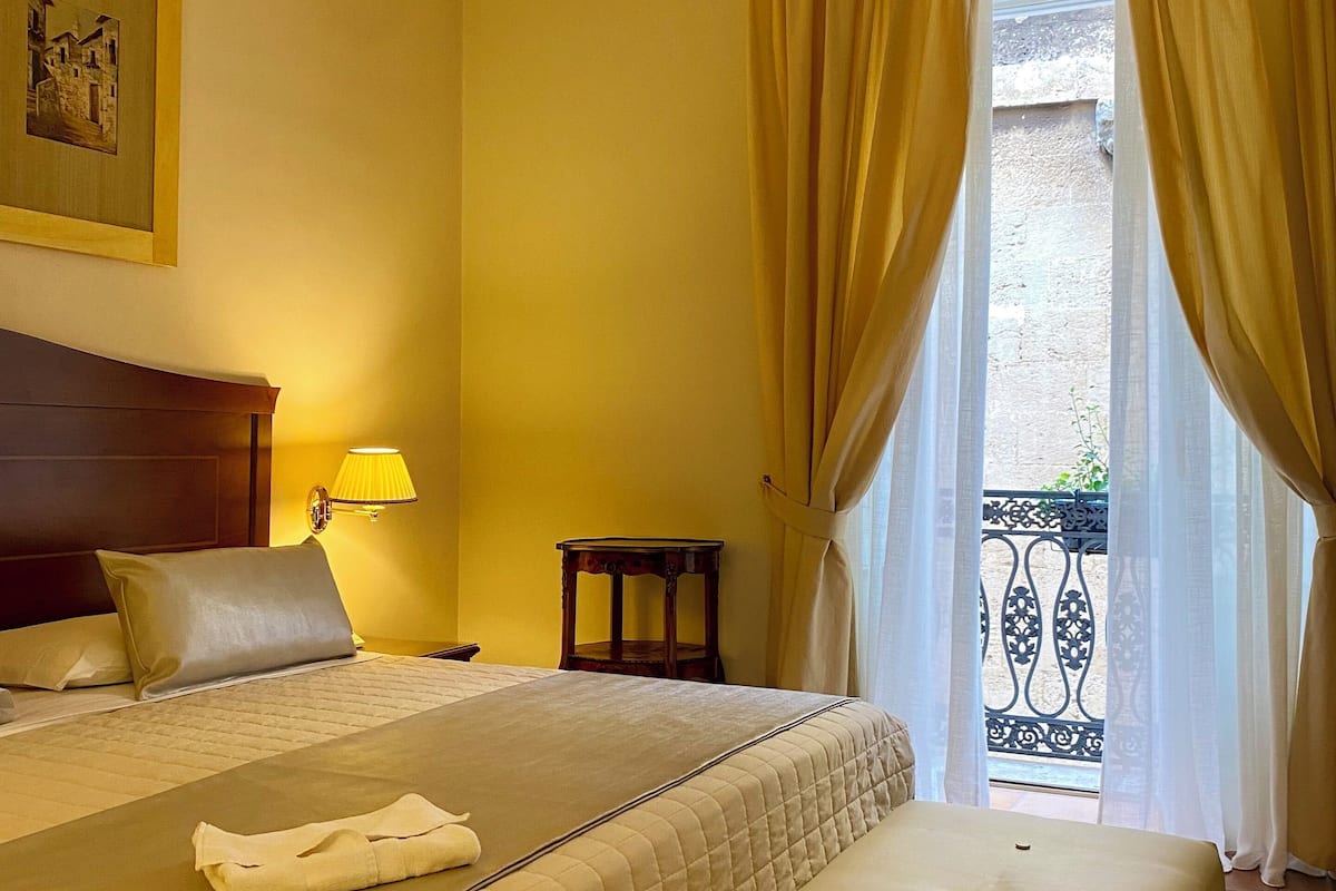 deluxe double or twin room | 1 bedroom, hypo-allergenic bedding, minibar, in-room safe