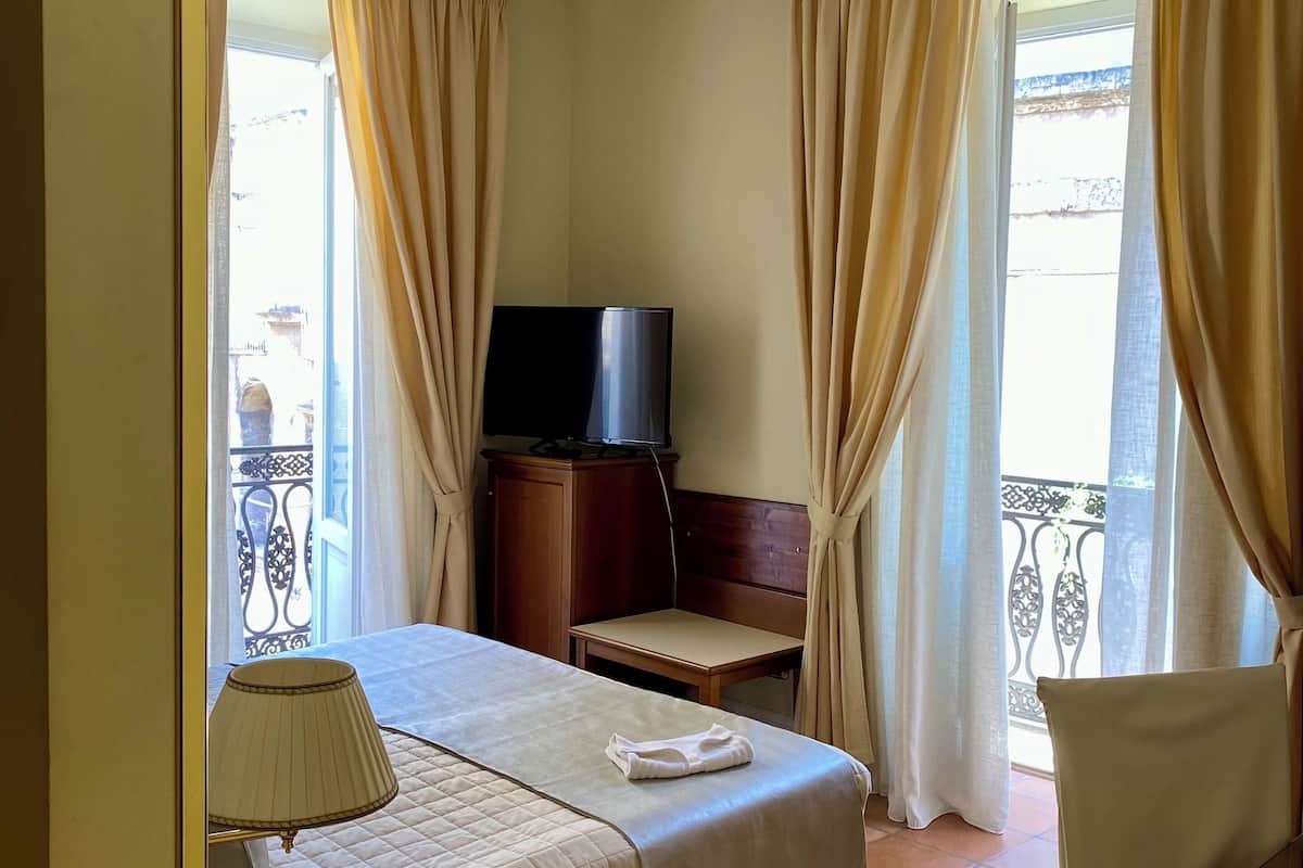 deluxe double or twin room | 1 bedroom, hypo-allergenic bedding, minibar, in-room safe