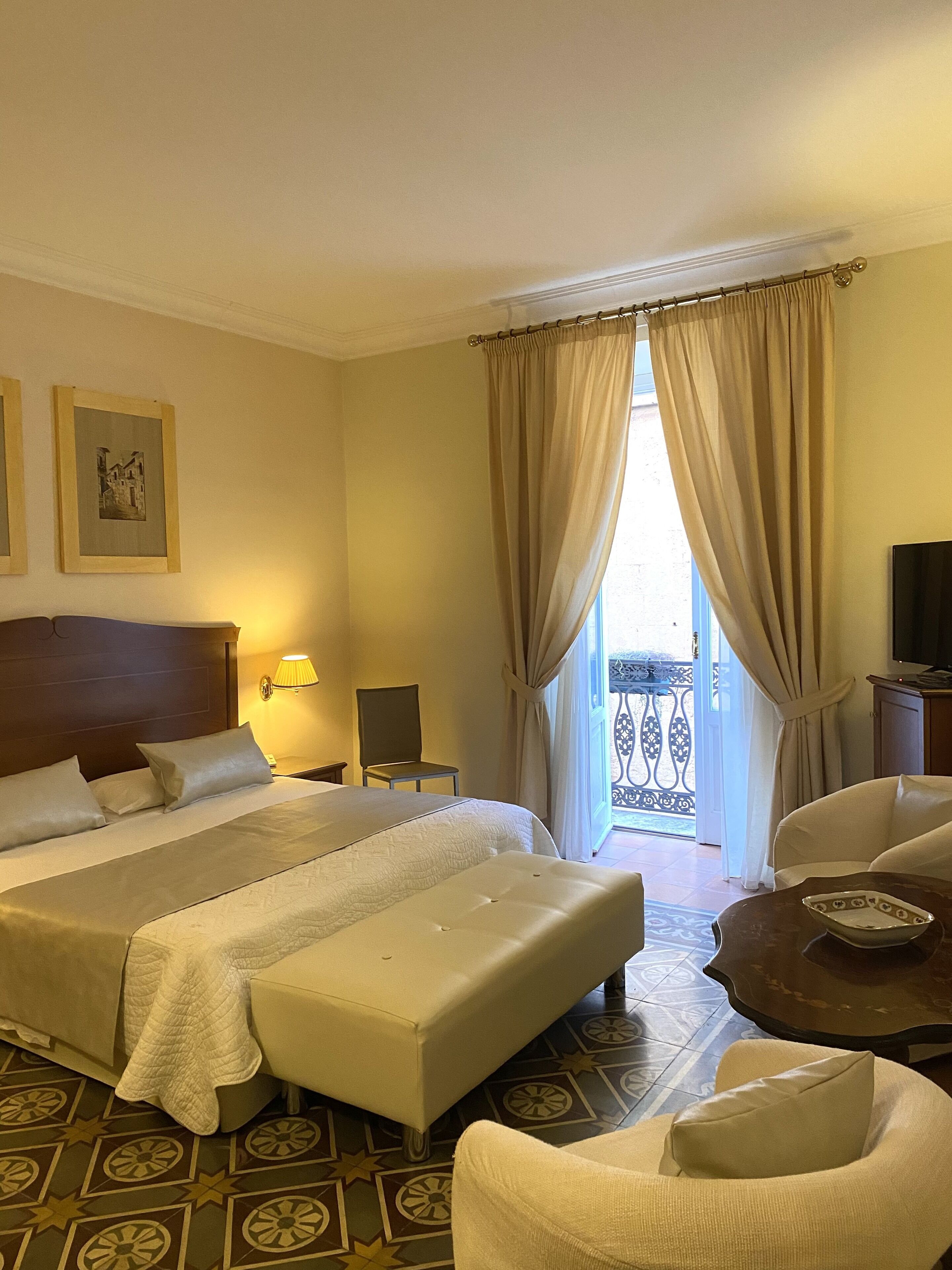 junior suite | 1 bedroom, hypo-allergenic bedding, minibar, in-room safe