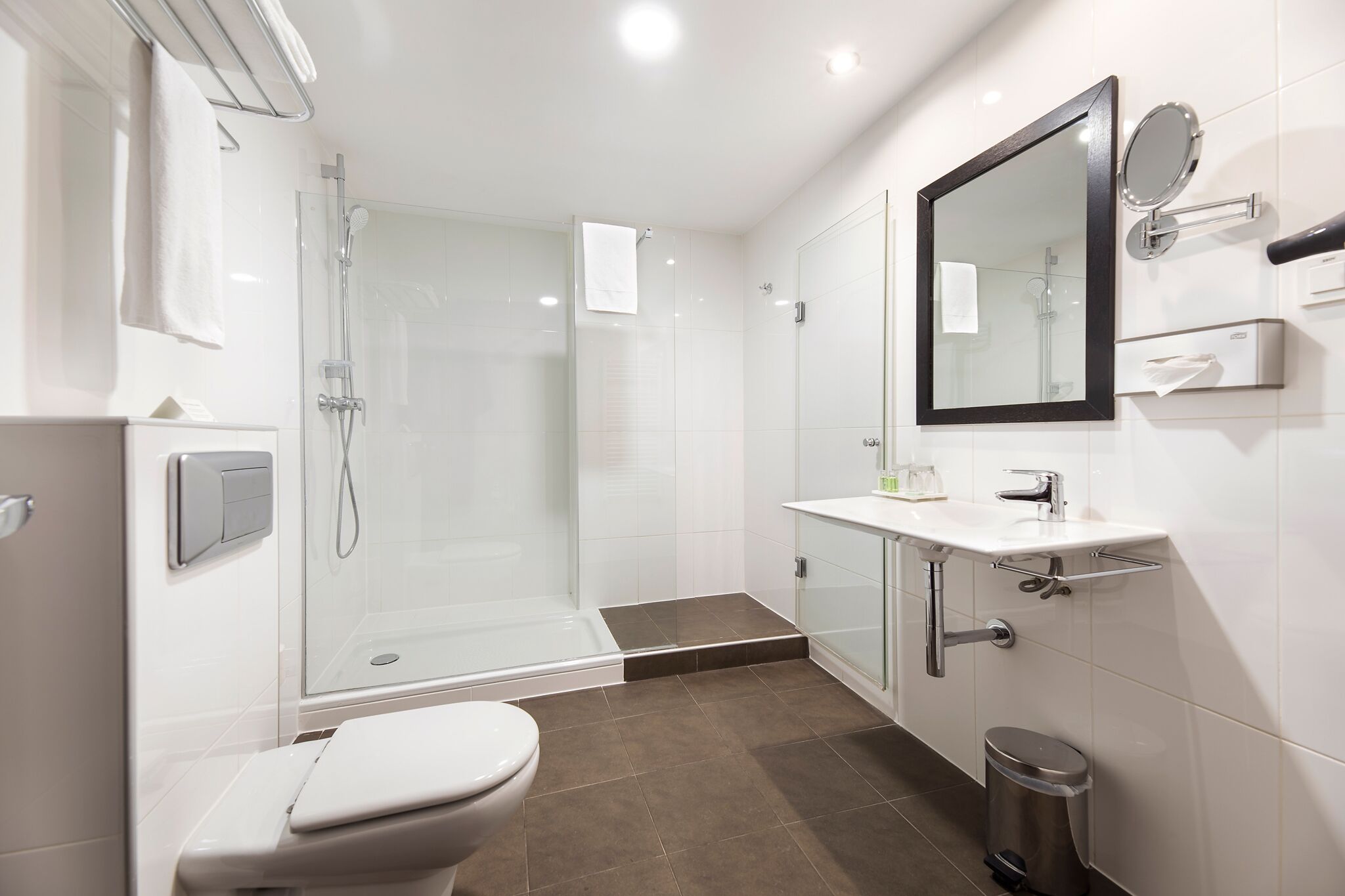 standard twin room | bathroom | shower, free toiletries, hair dryer, slippers