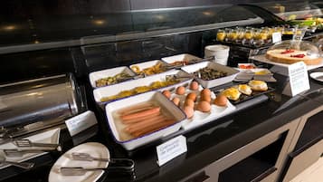 Se ofrece un desayuno bufé (16 EUR por persona)