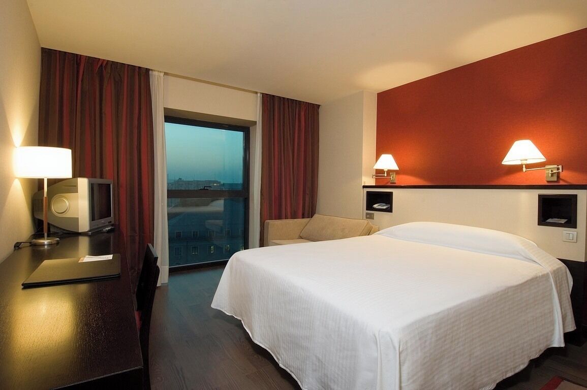 Ropa de cama hipoalergénica, minibar, caja fuerte y escritorio