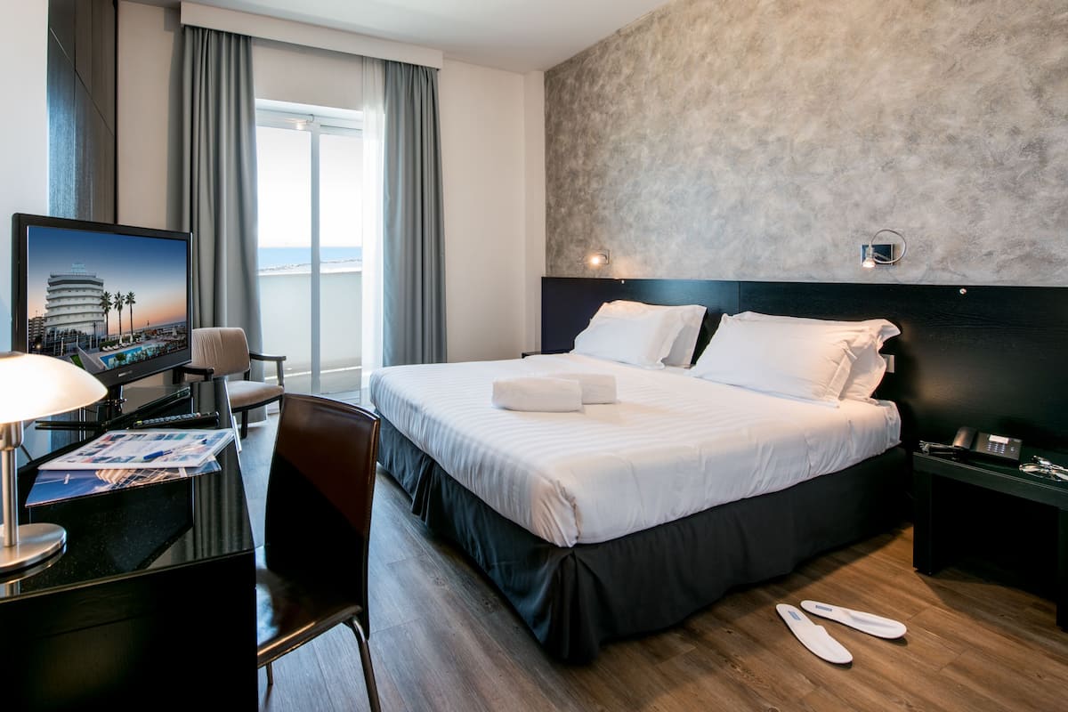 hypo-allergenic bedding, minibar, in-room safe, desk