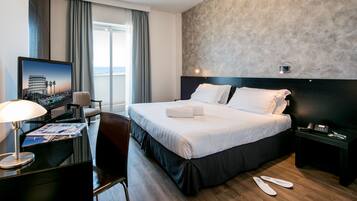 Allergikerbettwaren, Minibar, Zimmersafe, Schreibtisch