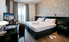 Allergitestet sengetøy, minibar, safe på rommet og skrivebord