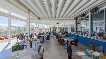 Tempat makan outdoor