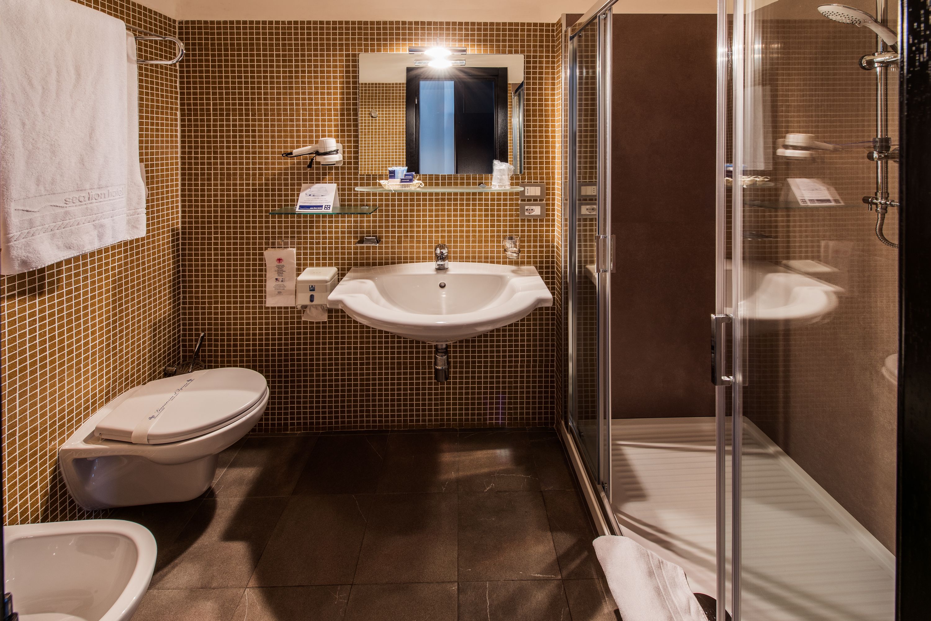 single room | bathroom | designer toiletries, hair dryer, bidet, towels