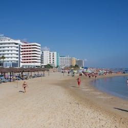 Playa privada, tumbonas y sombrillas