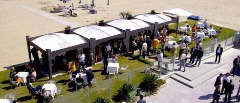 Un restaurant situé en bord de mer, doté d’une terrasse et d’un patio couvert.