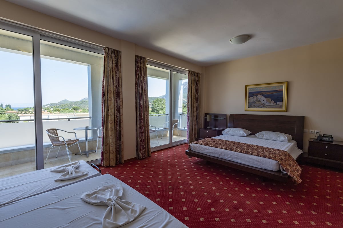Family Room, Sea View | 1 bedroom, in-room safe, desk, free cots/infant beds