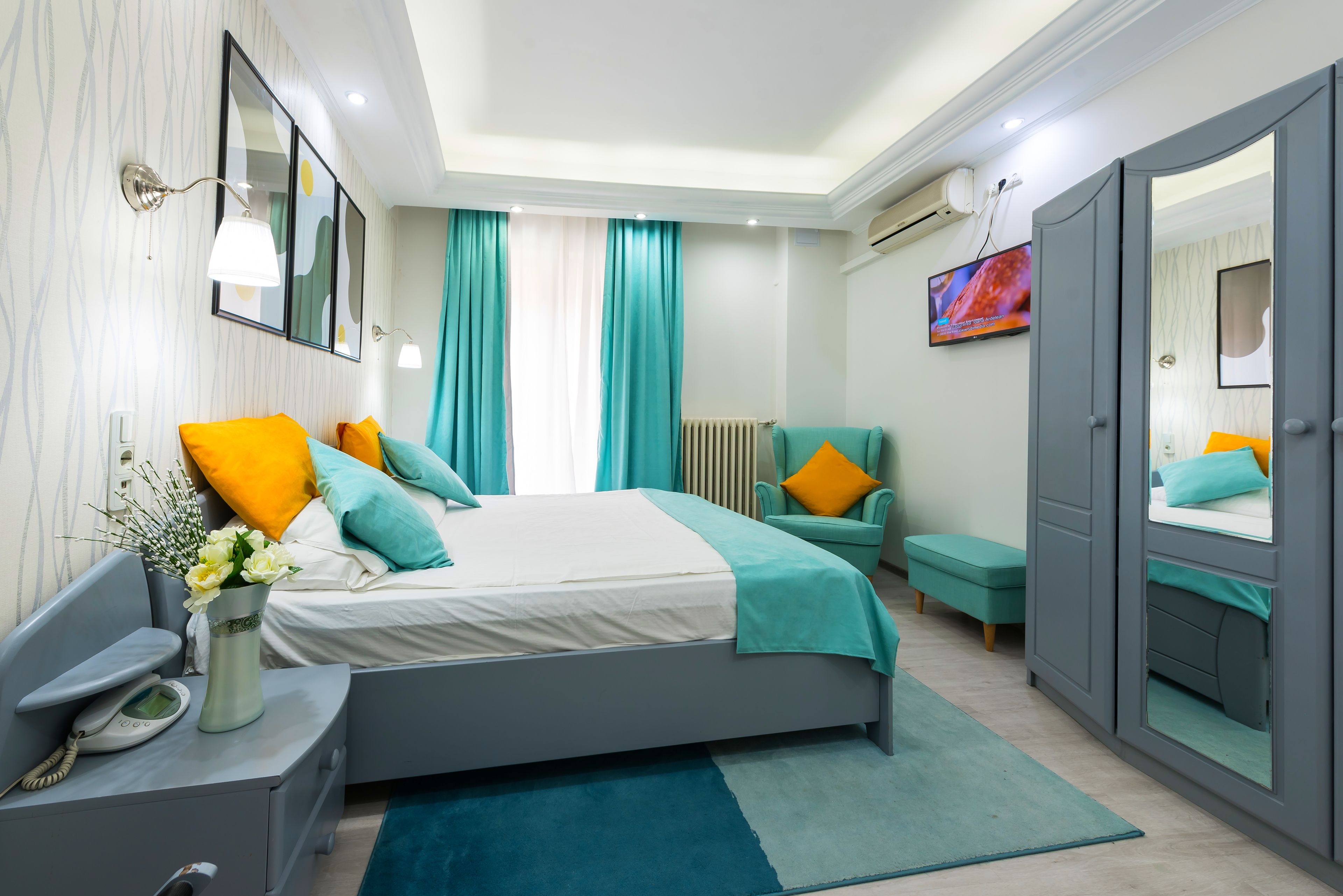 Un dormitorio moderno con cama, mesita de noche y armario.