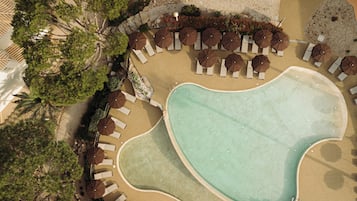 2 piscine all'aperto, ombrelloni da piscina, lettini