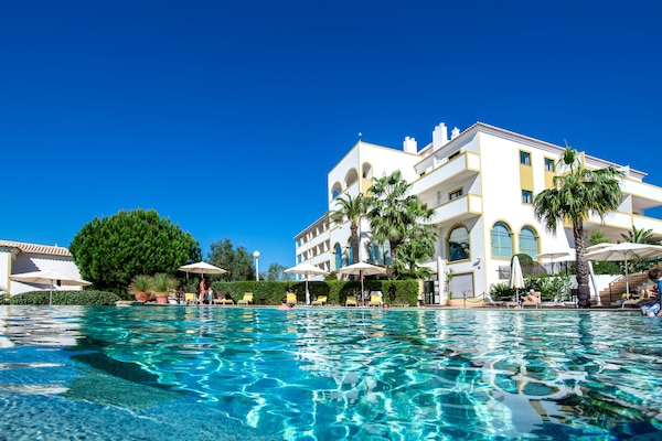 2 piscines extérieures, parasols de plage, chaises longues