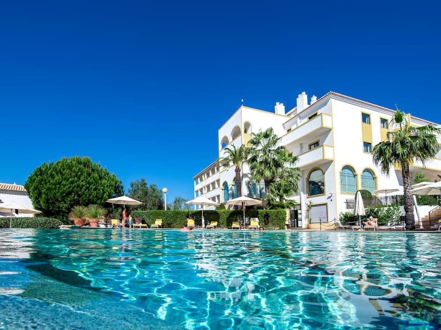 2 buitenzwembaden, parasols voor strand/zwembad