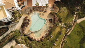 2 piscine all'aperto, ombrelloni da piscina, lettini