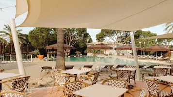 2 piscinas al aire libre, sombrillas, sillones reclinables de piscina