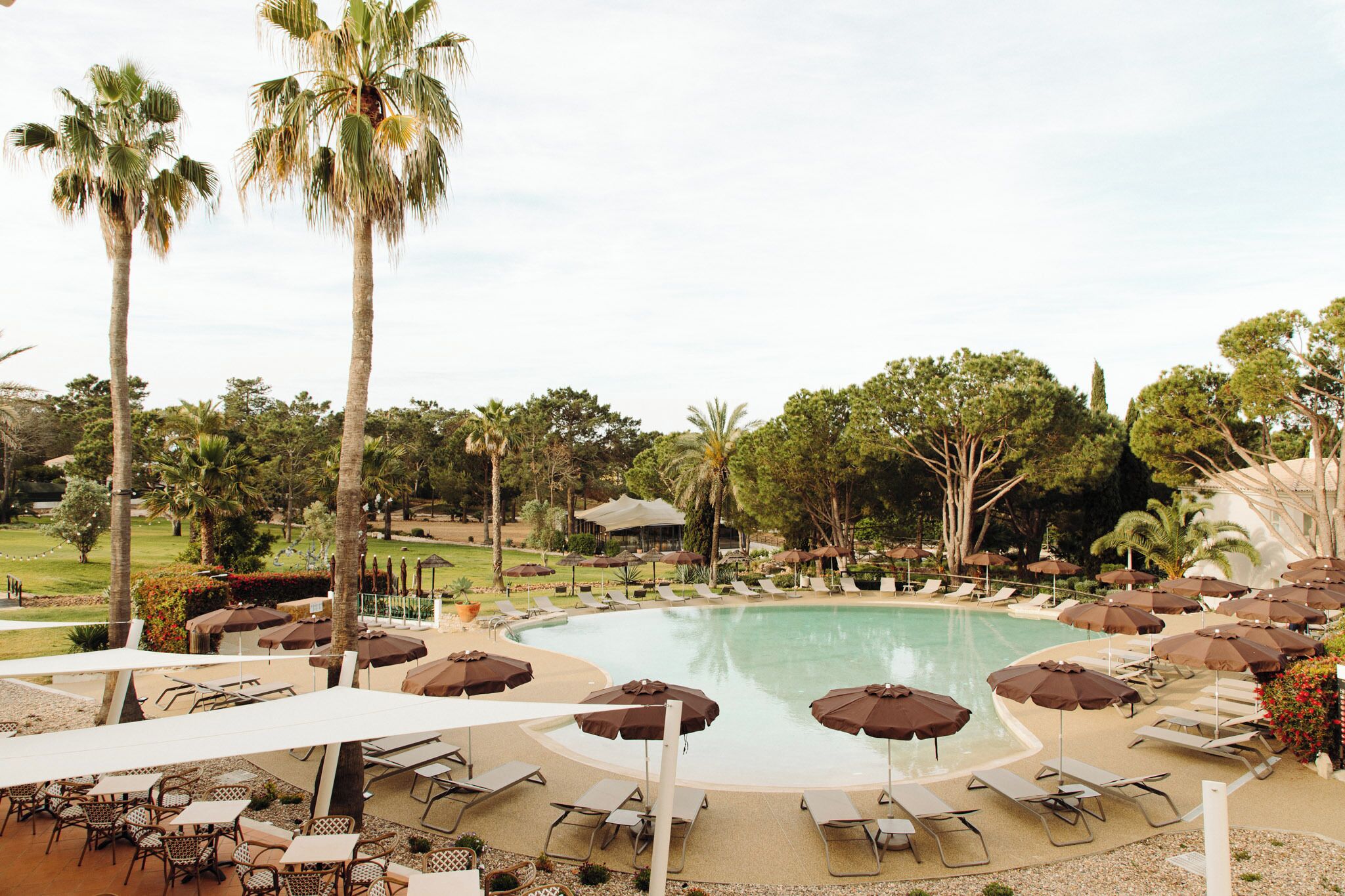 2 piscinas externas, guarda-sóis, espreguiçadeiras