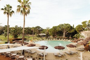 2 piscine all'aperto, ombrelloni da piscina, lettini