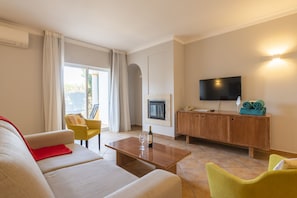 Familieleilighet, 2 soverom | Oppholdsområde | Flatskjerm-TV