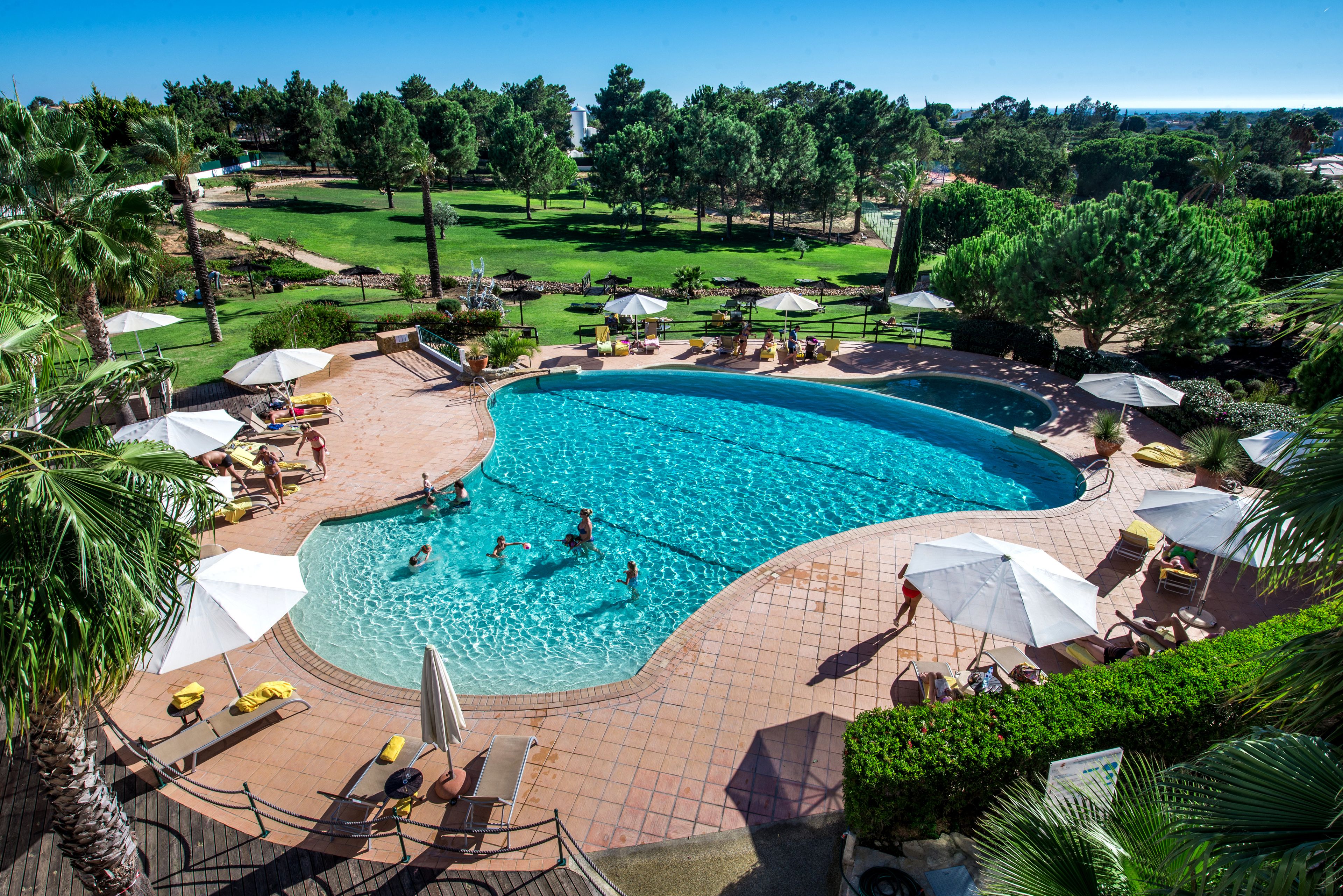 2 piscinas al aire libre, sombrillas, tumbonas
