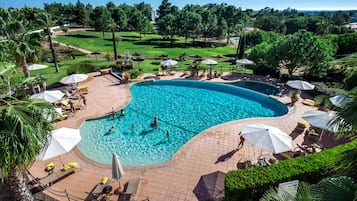 2 piscinas al aire libre, sombrillas, tumbonas