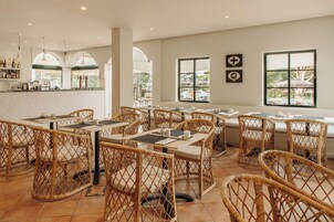 Desayuno buffet todos los días (con cargo)