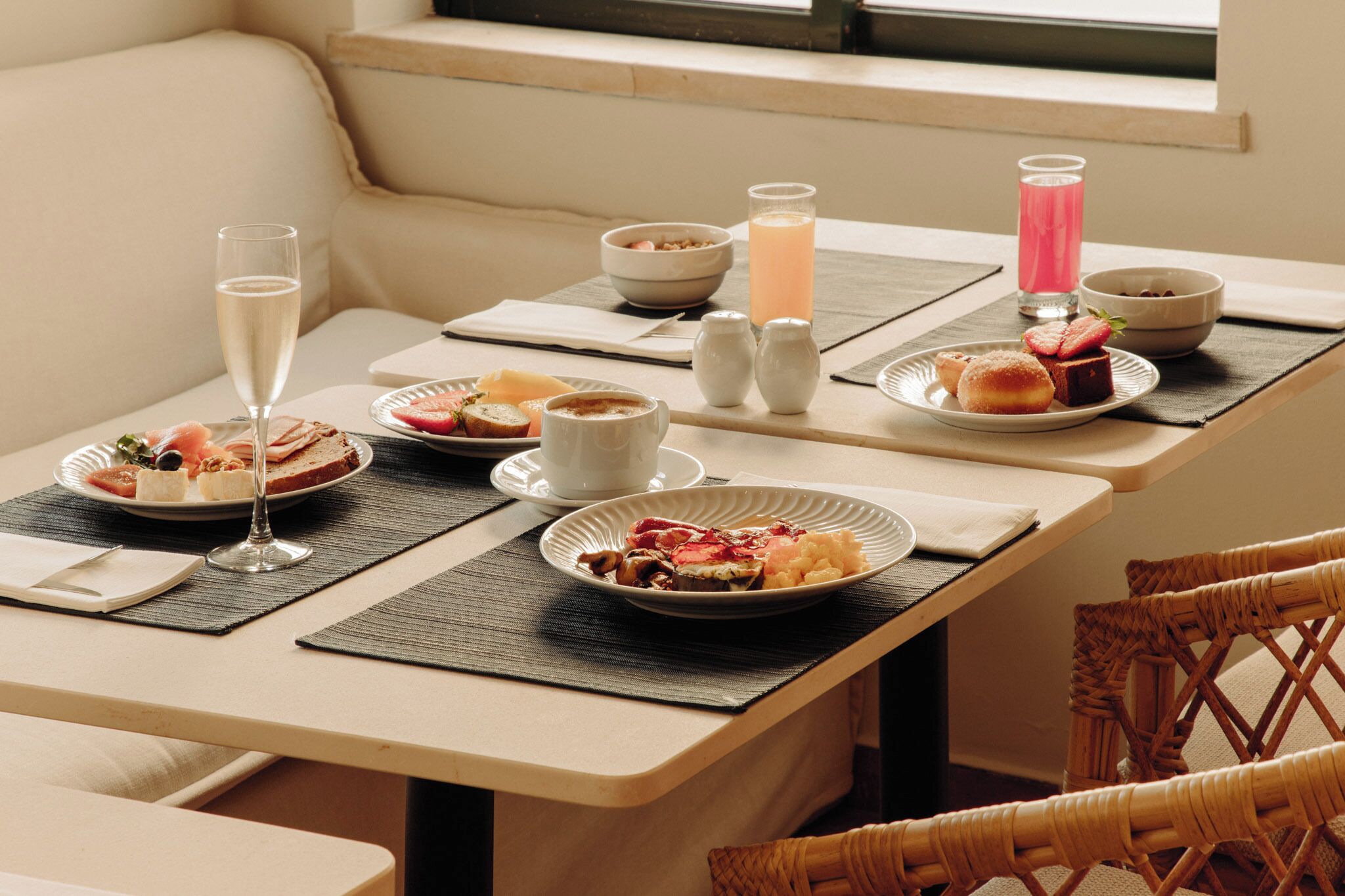 Petit déjeuner buffet servi tous les jours en supplément