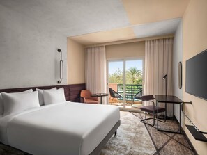 Minibar, caja de seguridad en la habitación y escritorio 