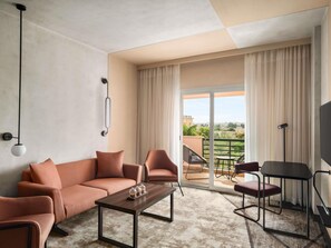 Minibar, caja de seguridad en la habitación y escritorio 