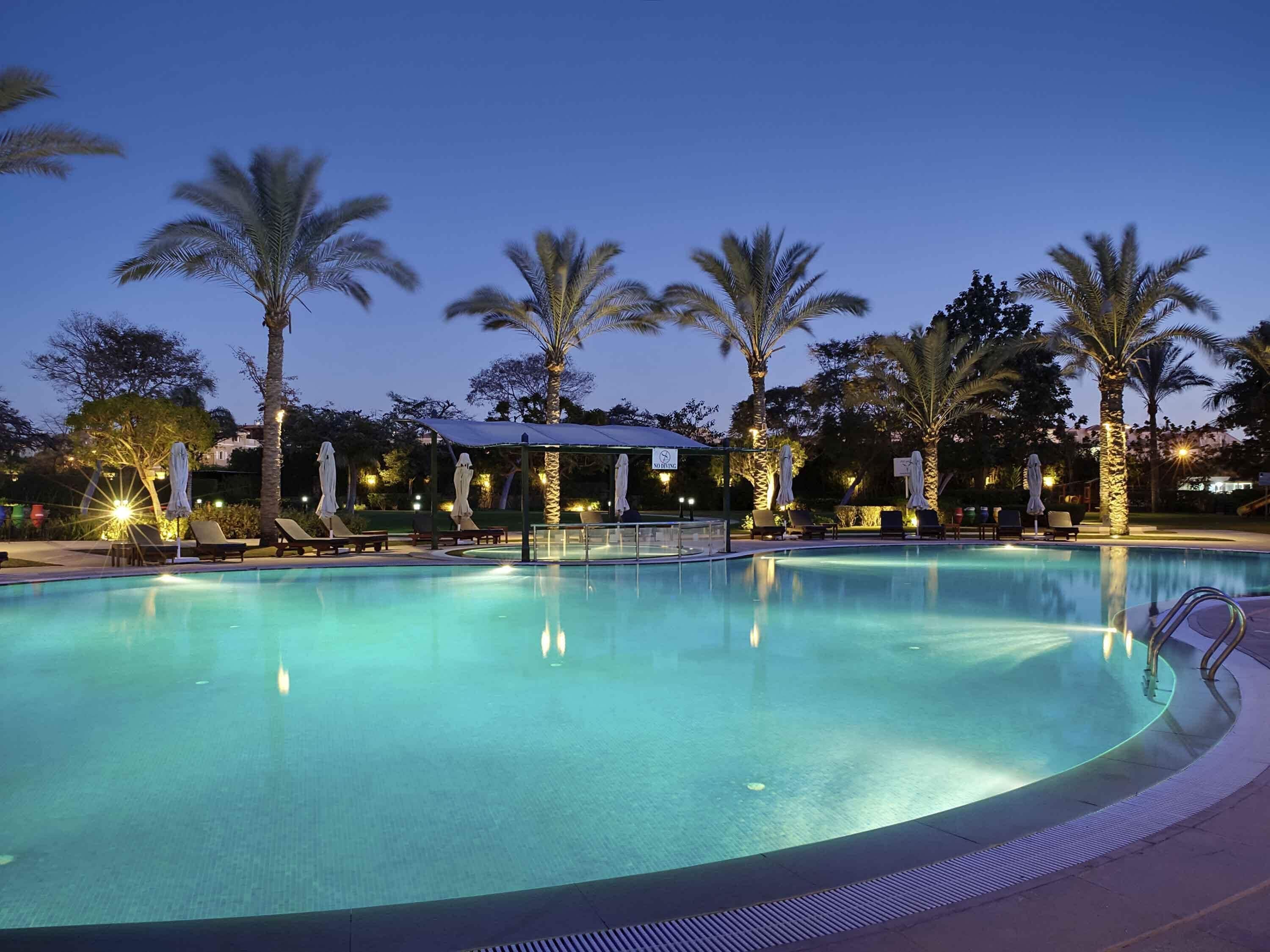 Kolam renang outdoor, dengan kursi berjemur