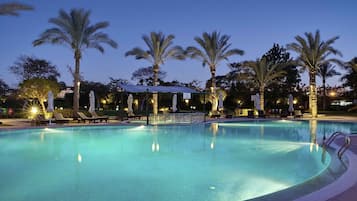 Kolam renang outdoor, dengan kursi berjemur