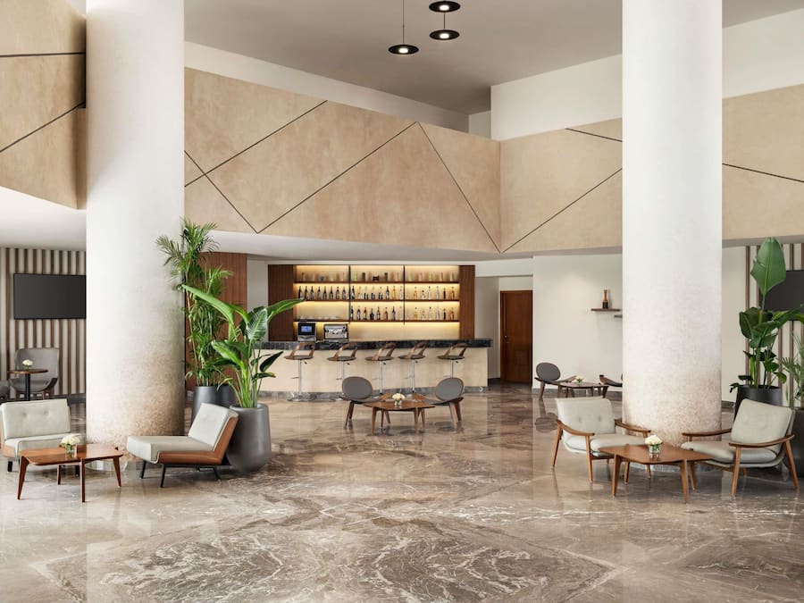 2 bars/lounges
