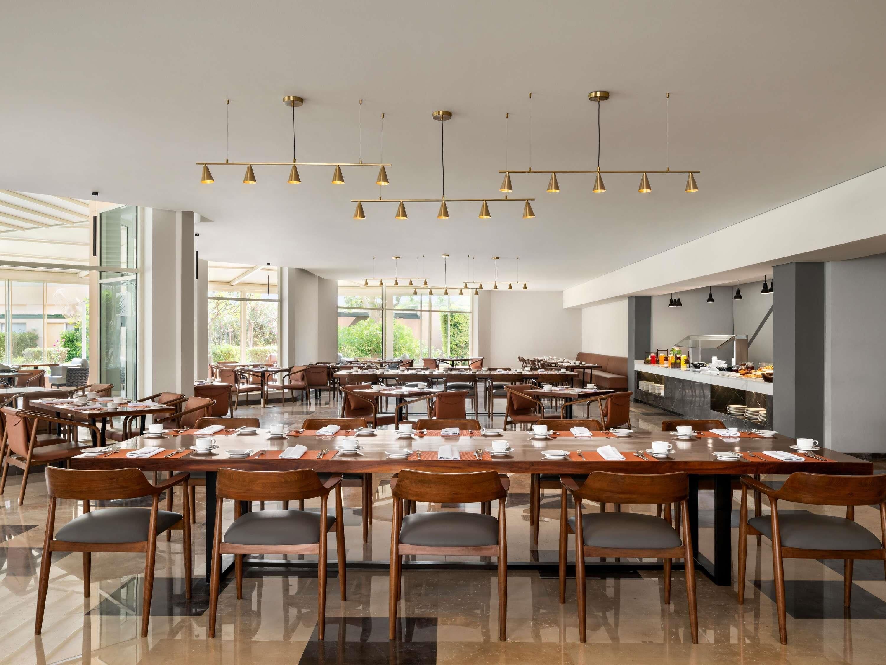 Se sirven desayunos y cocina internacional (con vistas a la piscina) 